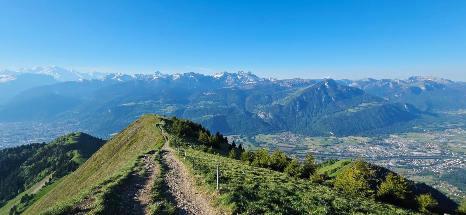 Le sentier de crête du Môle face au Mont-Blanc